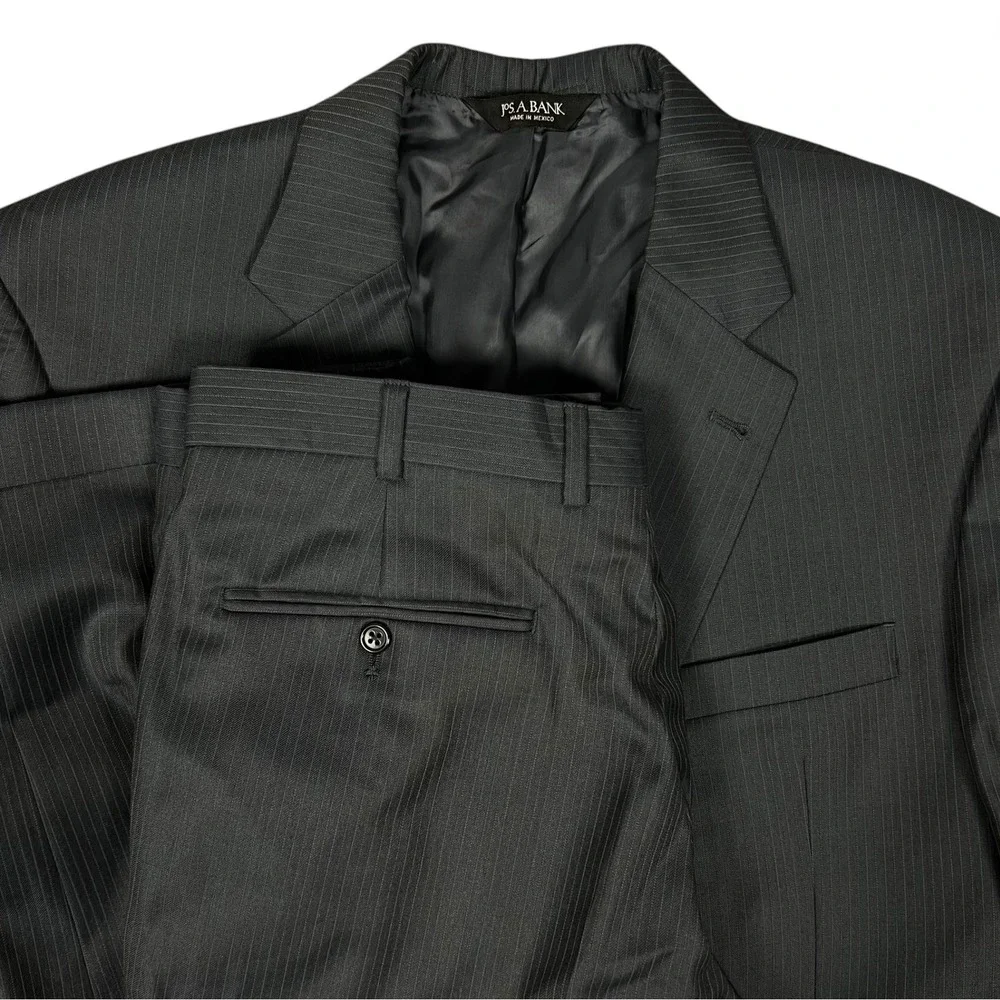 Jos A Bank 2 Piece Suit Mens 44S Pleated Pants 34x29 Grey Silk Blend Pinstripe
